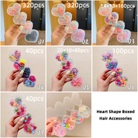 Nouveauté 2023 : Lot de 4 boîtes d'accessoires pour cheveux pour filles, incluant des pinces à cheveux motif petite fleur de dessin animé et des élastiques jetables en caoutchouc, en gros