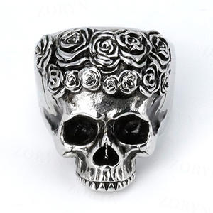 Anillo de Calavera con Rosa Gótica Punk de Acero Inoxidable 316 para Hombre, Diseño Romántico Oscuro y Atrevido con Textura en Relieve en Tono Plateado Pulido - Product Image 3