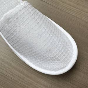 PreNext Trouvez <span class=keywords><strong>des</strong></span> pantoufles de mariage personnalisées en gaufre blanche à prix avantageux, pantoufles d'hôtel personnalisées pour les invités - Product Image 1