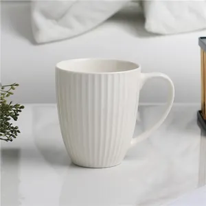 Оптовая продажа, однотонная рельефная кружка для молока и кофе на заказ, высококачественные белые керамические кружки