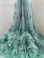 Tissu de maille brodé de perles de paillettes de plumes 3D extensibles Tissu de robe de mariée royale élégant avec dentelle de fleurs et matériaux de perles