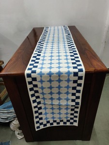 Caminos de Mesa de Algodón con Estampado Artesanal. Tamaño 13x80 pulgadas. Cantidad mínima de pedido: 30 piezas por diseño por color para personalización. Stock disponible - Product Image 1