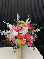 Arrangement floral décoratif de mariage en fleurs roses printanières artificielles en soie, roses bleues, centre de table pour événement de mariage.