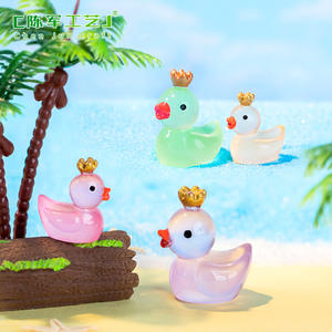 Buena calidad Chunjun Hair Glow-in-the Dark Crown Big Yellow Duck Duckling Doll Moss Fish Tank Paisajismo Decoración Accesorios Landsc - Product Image 4