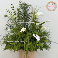Décoration d'allée de mariage : Arrangements floraux réalistes en verdure artificielle, fausses herbes, orchidées et lys Calla, centres de table