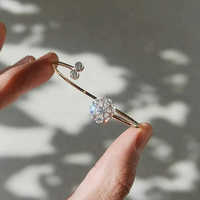 Bracelet manchette ouverte romantique Gemnel en argent plaqué or 14 carats avec motif floral, pétales taillés en poire et zircone cubique ronde brillante, ajustable