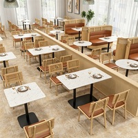 Canapé de restaurant en bois massif avec table et chaises, ensemble de mobilier commercial confortable et luxueux pour salle à manger