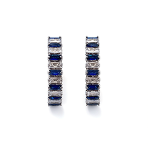 Boucles d'oreilles créoles en or blanc E4141 avec saphirs et diamants taille émeraude sertis en canal, bijoux classiques de soirée pour femme - Product Image 1