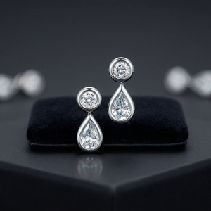 Boucles d'oreilles pendantes en argent sterling et or avec moissanite ronde et en forme de poire pour femmes - Bijoux de fiançailles - Product Image 3