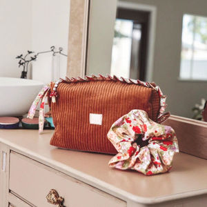 थोक फैशन व्यक्तिगत क्विल्ड रफ़ल मेकअप बैग जिपर के अनुकूल पोर्टेबल शौचालय यात्रा कॉस्मेटिक बैग लड़कियों के लिए - Product Image 1