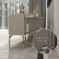 Meuble TV moderne de luxe léger, buffet avec plateau en pierre frittée blanche et portes de placard cannelées, pieds surélevés en métal doré, rangement