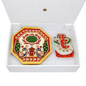 Chowki ประติมากรรมพระพิฆเนศลายนกยูงกับรูปปั้นพระพิฆเนศขนาดเล็กสำหรับบ้าน - Product Image 1