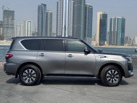 Nissan Patrol 2024 bien entretenue, conduite à droite, moteur essence V8 5.6L, boîte automatique 7 vitesses, norme Euro IV, toit ouvrant, 200-250 ch