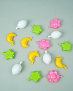 GIRNAR GALAXY LINKS Un ensemble préscolaire de 16 pièces, blocs de construction comprenant le soleil, la lune, une étoile, une planète ; à assembler pour former une chaîne. - Product Image 3