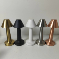 Lámpara de Escritorio LED Metálica en Tono Oro Rosa, Carga USB, Luz Ambiental Cálida, Minimalista, para el Hogar, Mesita de Noche, Bar, Certificación RCM UKCA