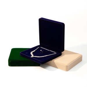 Caja de terciopelo personalizada para conjunto de collar y pendientes, caja de joyería de alta gama para conjunto de tres piezas. - Product Image 3