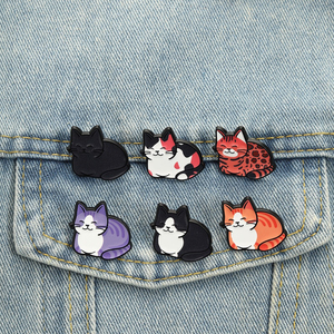Bonitos pines de esmalte de gato estilo tostada, diseño de gato de dibujos animados sonriente y descansando, color negro y naranja, broche, insignia de solapa, joyería al por mayor - Product Image 1