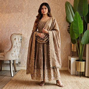 Costume Anarkali traditionnel indien pakistanais pour femmes en soie avec dupatta, longueur au sol, tenue de mariage brodée or et marron, coupe ample - Product Image 1