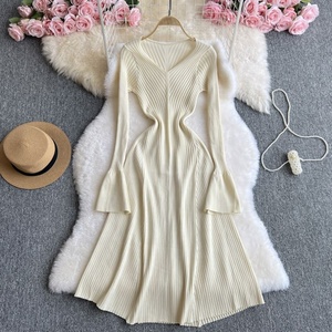 Nouvelle Robe Pull Col V en Tricot Écologique Respirant à Taille Naturelle et Manches Longues en Corne de Haute Qualité pour l'Automne et l'Hiver - Product Image 5