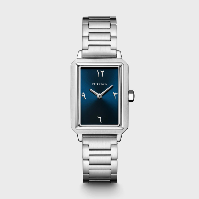 Reloj color plata con esfera azul oscuro.