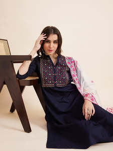 Ensemble prêt-à-porter décontracté pour femme, magnifique kurta d'été en rayonne bleu marine brodée à col en V avec pantalon et dupatta – Prix abordables - Product Image 5