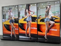 Kiosque sur pied avec écran tactile capacitif de 86 pouces, CMS intégré, affichage numérique de graphiques/animations pour magasins de détail