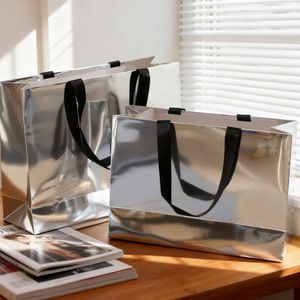 Sacs en <span class=keywords><strong>papier</strong></span> shopping argentés métallisés brillants, base renforcée et carton épais, sacs cadeaux de luxe pour cosmétiques et vêtements - Product Image 4