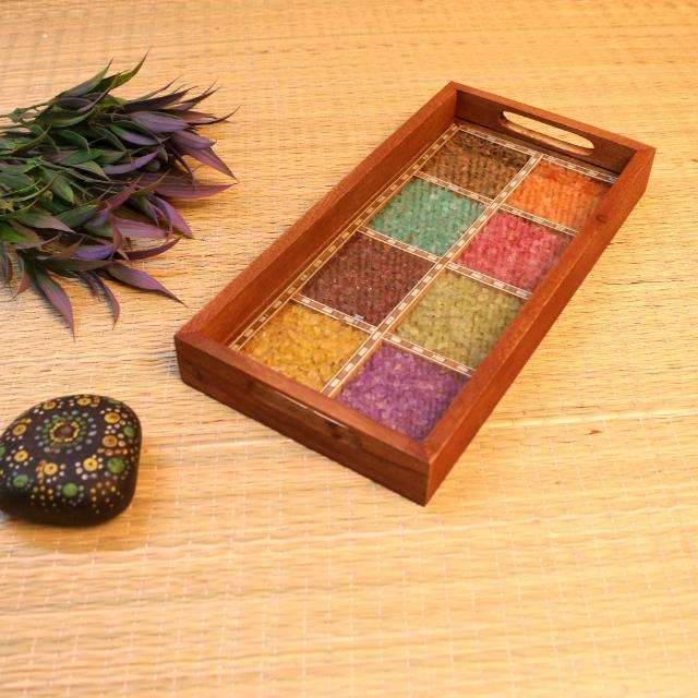 สีน้ำตาลพร้อมส่วนโมเสกหลากสีสัน