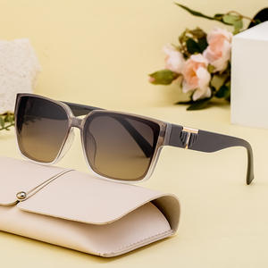 Lunettes de soleil Tory Burch à monture carrée pour femmes, noires, protection UV400, style tendance pour l'extérieur - Product Image 3