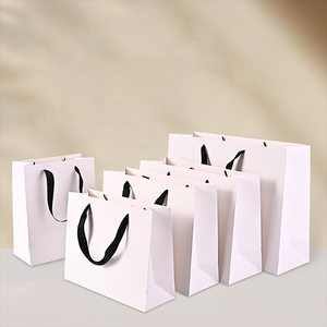 Bolsa de Papel Kraft de Lujo Personalizada con Asa de Cinta, Precio de Fábrica, Venta al por Mayor para Compras de Ropa - Product Image 4