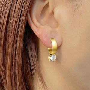 Boucles d'oreilles créoles minimalistes pour femmes en acier inoxydable plaqué or PVD 18 carats avec zircone cubique colorée – Bijoux de mode - Product Image 3