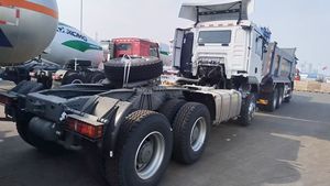 รถบรรทุกหัวลาก SINOTRUCK HOWO 6x4 ดีเซล เกียร์ธรรมดา ระบบกันสะเทือนแบบลม พวงมาลัยซ้าย รับน้ำหนัก 31-40 ตัน ผลิตในจีนใหม่ - Product Image 3