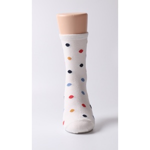 Chaussettes de cheville respirantes de style coréen avec motif à pois pour femmes, dotées d'une technologie brevetée de maintien à 90 degrés et d'une technologie antidérapante - Product Image 1