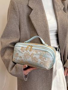 Sacs de toilette et de maquillage portables à grande capacité, en soie PU, avec fermeture éclair, nouvelle mode personnalisée - Product Image 6