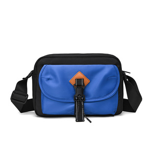 Sac à bandoulière matelassé en polyester, léger, durable et tendance, pour usage quotidien décontracté - Product Image 1