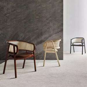 Chaises en bois massif de luxe modernes pour hôtels, restaurants et maisons, avec dossiers en rotin, meubles personnalisés en bois massif, prix avantageux. - Product Image 1