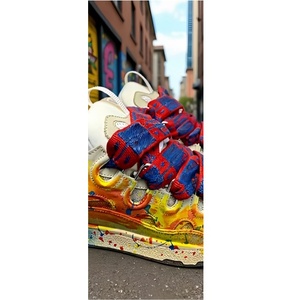 Zapatillas deportivas personalizadas de estilo hip-hop urbano, con suela gruesa, cordones y diseño de grafiti de tendencia americana para caminar. - Product Image 1