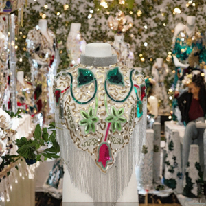 Écharpe à sequins et perles faite à la main avec pompons et embellissements floraux, taille adulte, cape à perles - Product Image 3