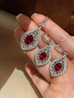 PT950 Ovaler Labor-Rubinring mit Birnenförmigem Diamant-D-Akzent, Krappenfassung, Edelsteinband für Hochzeitstag-Geschenk, Nur Höchste Qualität