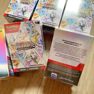 Disponibile: Box di Espansione Prismatic Evolutions SV8.5 con <span class=keywords><strong>Carte</strong></span> <span class=keywords><strong>Pokémon</strong></span> TCG in Plastica, Versione USA, in Inglese - Product Image 2