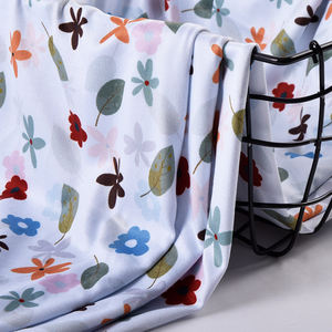 Motif floral et feuilles mortes sur fond blanc, tissu tricoté sur mesure pour vêtements - Product Image 6