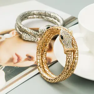 Kinling Oem Designpunk Legering Schroef Strass Kronkelende Gedraaide Gouden Slang Armband Spijker Kop Armband Voor Vrouw