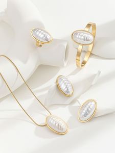 Juego de Collar y Aretes de Perlas Blancas Ovaladas Chapadas en Oro de 18K para Mujer, para Bodas, Fiestas, Compromisos, Regalo de Lujo de Acero Inoxidable - Product Image 3