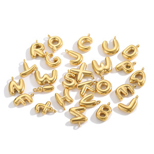 Breloque en forme de lettre à bulles gonflées | |   Pendentif initial en alphabet massif en acier inoxydable plaqué or 18 carats en vrac | |   Étanche et résistant au ternissement - Product Image 4