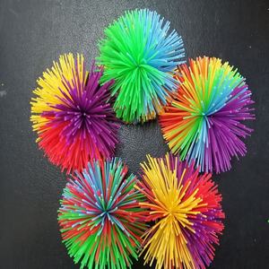 Una pelota Koosh negra y naranja de 29 cm - Product Image 3
