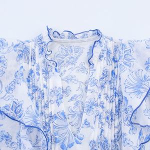 Chemisier à manches longues pour femme, imprimé floral, col en V, bleu et blanc, décontracté, avec volants, tissé, tendance pour le printemps, l'été et l'automne - Product Image 3