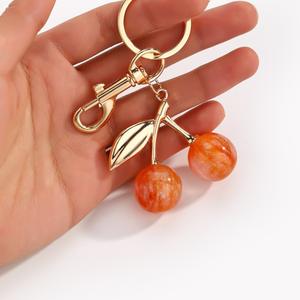 Porte-clés cerise pailleté métallique, porte-clés fruit doré, breloque de sac en résine scintillante, ornement de clé de voiture, souvenir de fête de luxe pour elle - Product Image 2