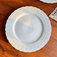 Ensemble d'assiettes en céramique élégantes à bord festonné, assiettes blanches pour mariage, événements, dessert et dîner, pour la décoration de table