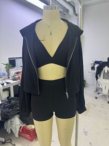 Ensemble 3 pièces écologique pour femme : Cardigan zippé à capuche, brassière courte et short côtelé en polyester/spandex – Vente en gros - Product Image 6