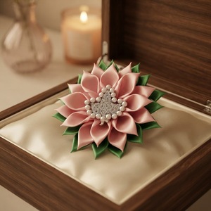 Fita de Cetim Lisa Rosa e Verde Delicada para Fazer Acessórios Infantis Decorados à Mão com Símbolo IVY da Irmandade Grega Alpha para Casamento - Product Image 6